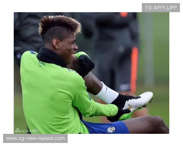 尤文中场在训练中练习“直塞—回撤—再插”的连贯套路